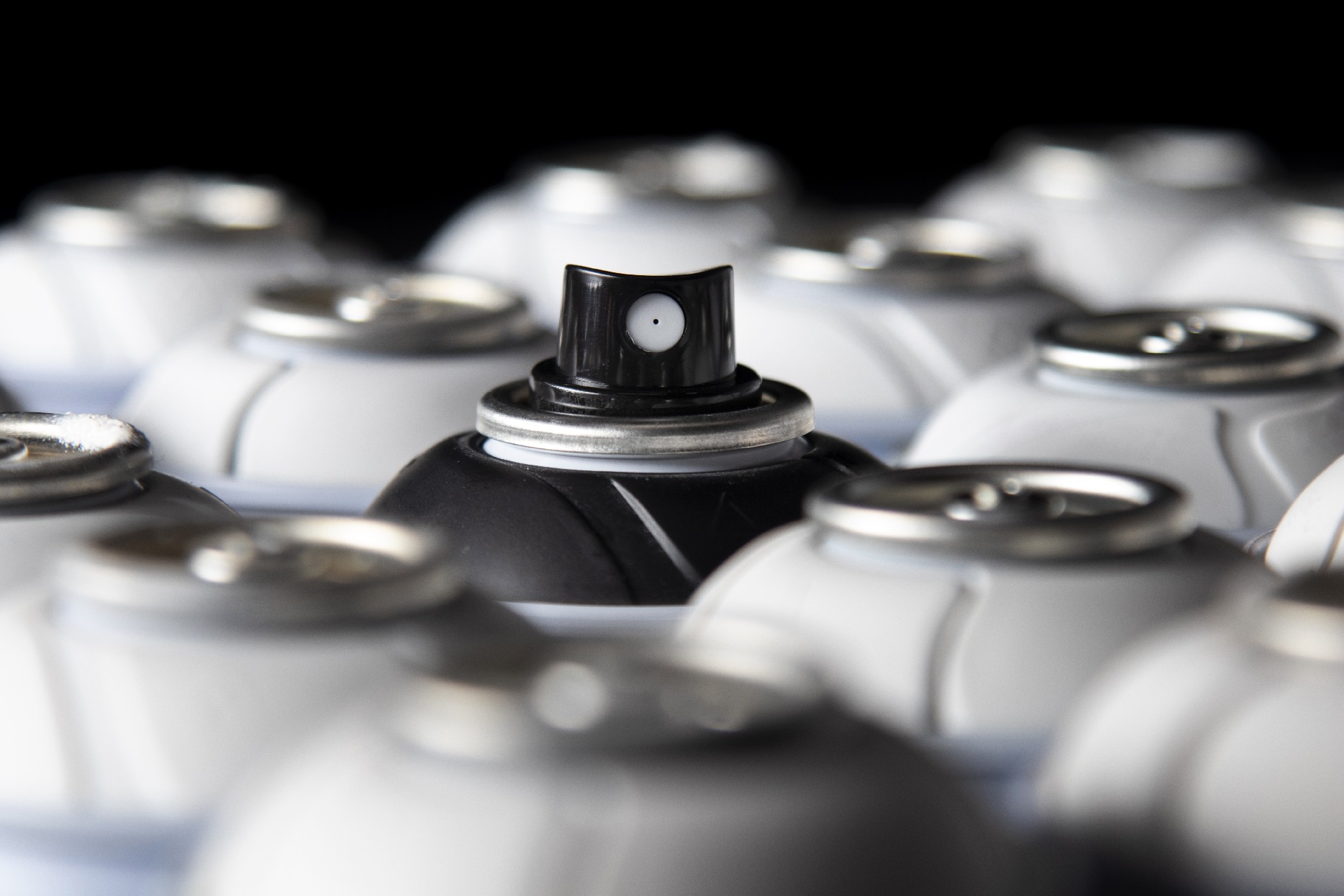 烤漆與自噴漆耐久性對比分析：工藝、性能與應(yīng)用場景全解析